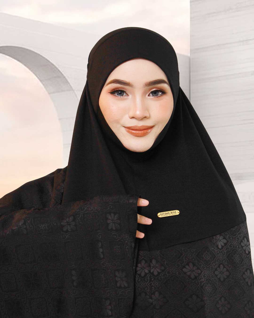 AURA MAHSURI IN BLACK