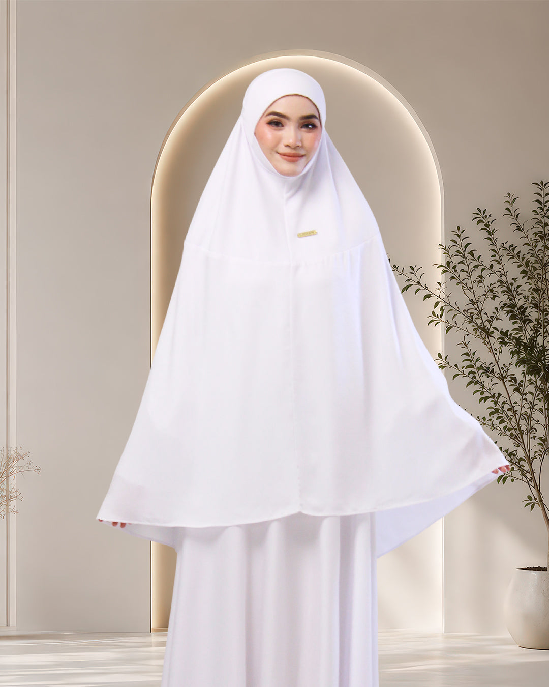 NUR UMRA IN DAISY WHITE