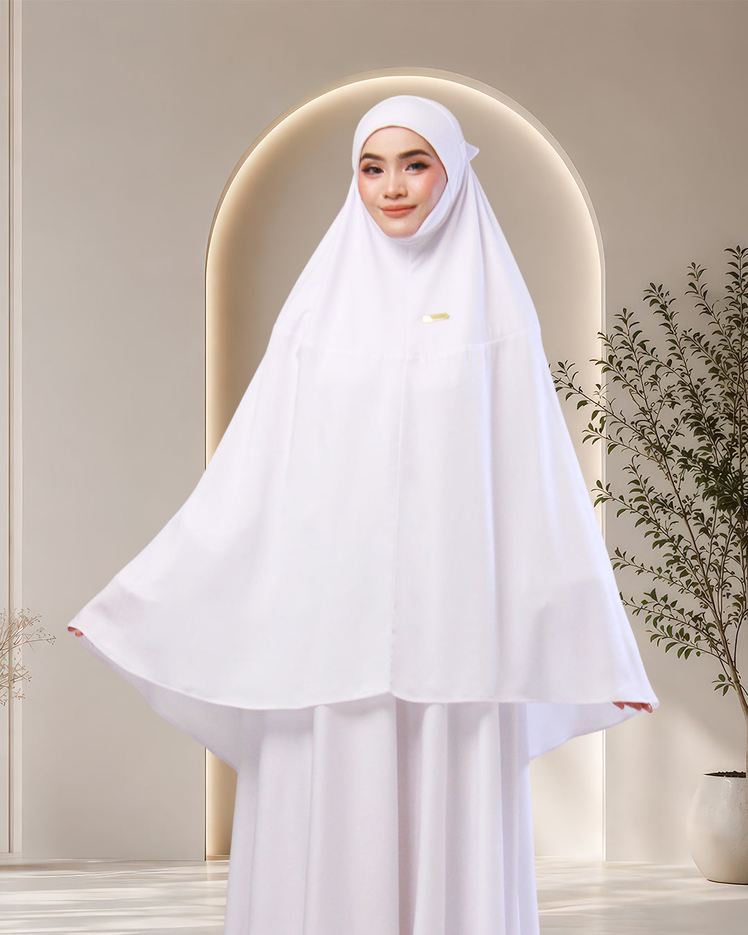 NUR UMRA IN DAISY WHITE