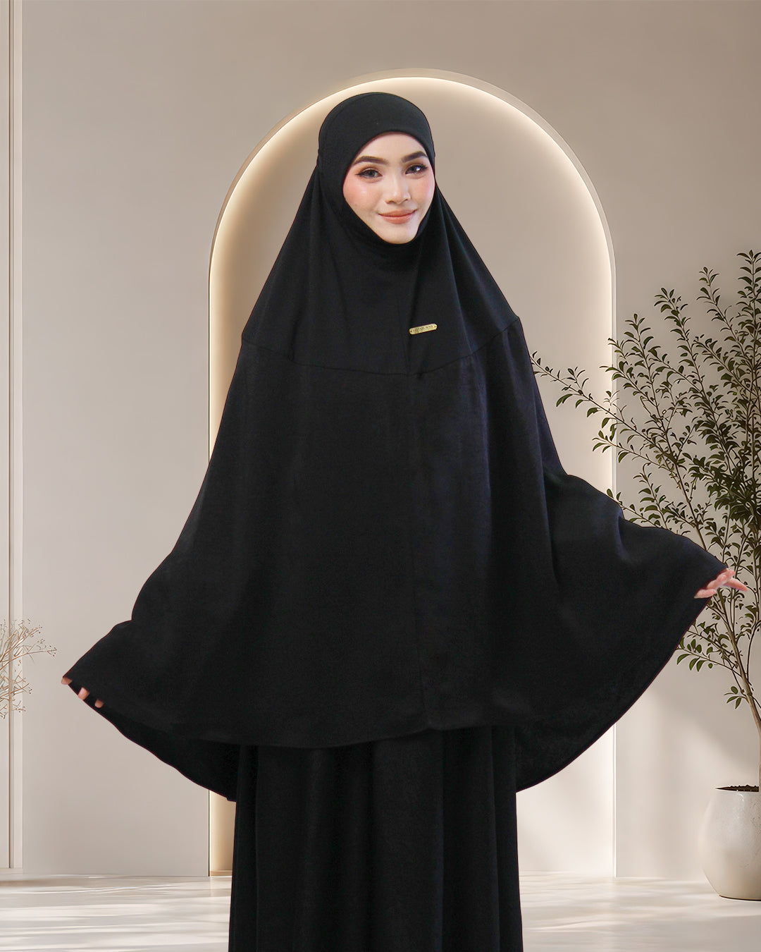 NUR UMRA IN MIDNIGHT BLACK