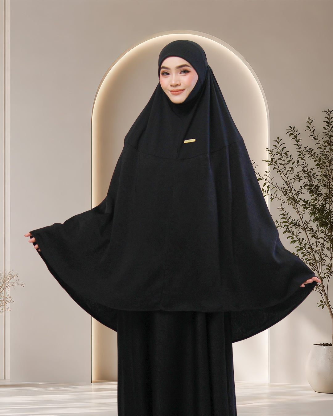 NUR UMRA IN MIDNIGHT BLACK