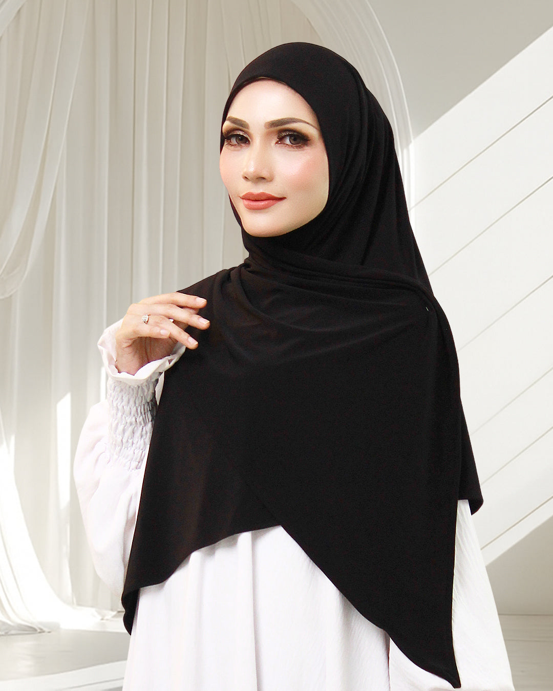 SENEJA IN BLACK