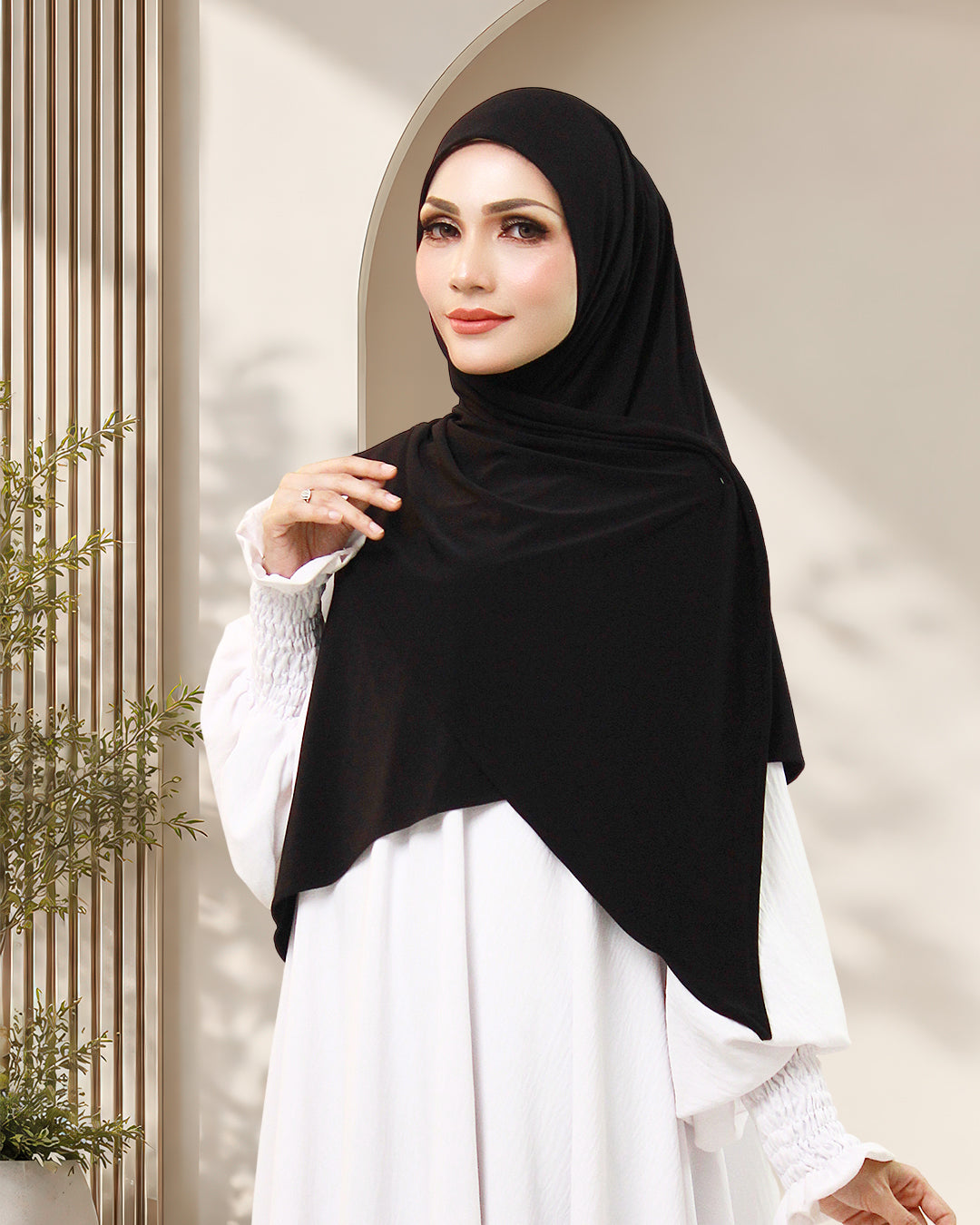 SENEJA IN BLACK